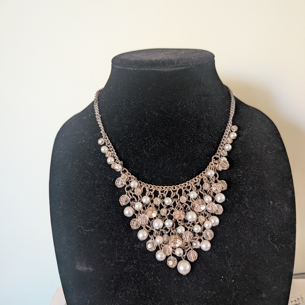 Elegant Pearl and Crystal Necklace - Picture 3 of 10